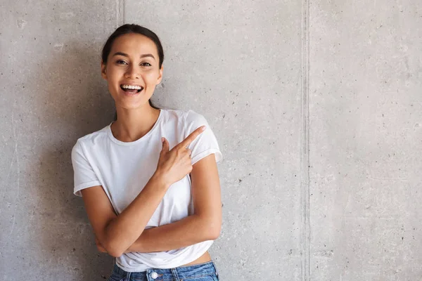 Sorridente Giovane Donna Asiatica Che Punta Lontano Spazio Copia Sfondo — Foto Stock