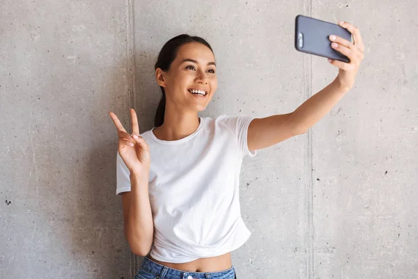 Leende Ung Asiatisk Kvinna Tar Selfie Med Mobiltelefon Över Grå — Stockfoto