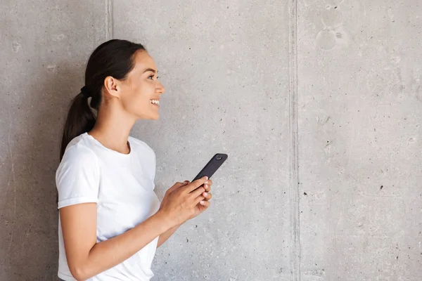 Sorrindo Jovem Asiático Mulher Segurando Telefone Celular Olhando Para Longe — Fotografia de Stock