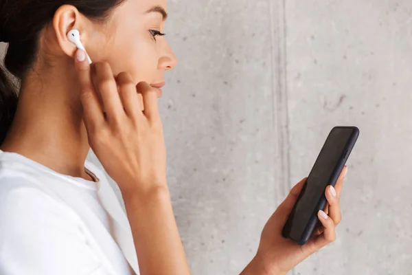 Close Sorriso Asiático Mulher Ouvindo Música Com Fones Ouvido Telefone — Fotografia de Stock