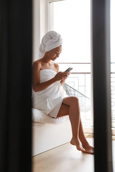 Atraente Jovem Ásia Mulher Envolto Chuveiro Toalha Usando Móvel Telefone — Fotografia de Stock