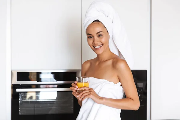 Sorrindo Jovem Asiático Mulher Envolto Chuveiro Toalha Segurando Laranja Suco — Fotografia de Stock