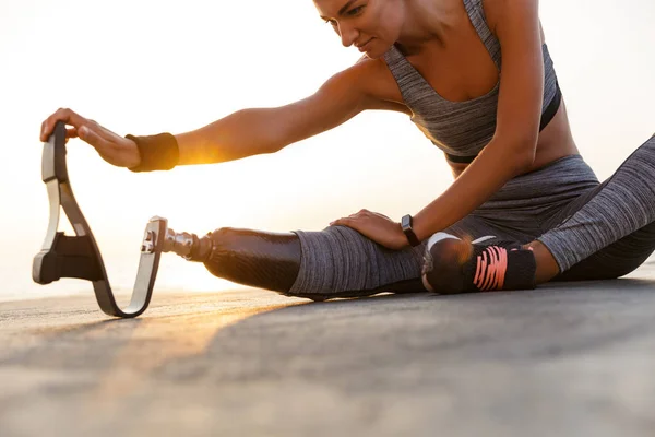 Beskuren Bild Motiverade Funktionshindrade Idrottare Kvinna Med Benprotes Göra Stretchingövningar — Stockfoto