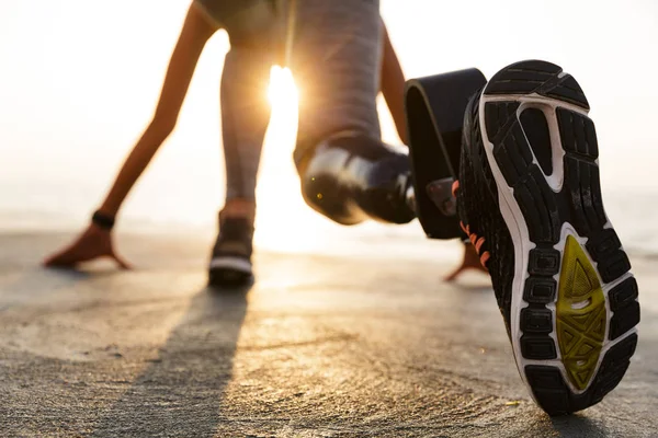 Vista Posterior Mujer Atleta Discapacitada Con Pierna Protésica Que Comienza — Foto de Stock