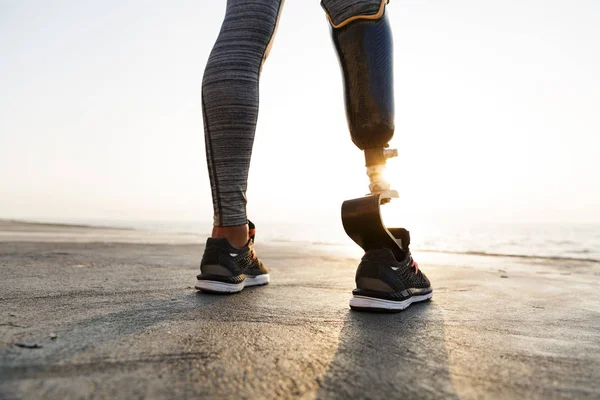 Крупним Планом Вид Ззаду Жінки Інваліда Протезом Ноги Стоїть Пляжі — стокове фото