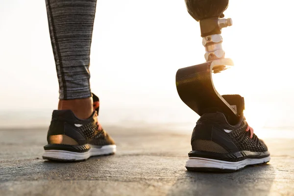 Nærbilde Handikappet Idrettsutøver Med Protese Som Står Utendørs Stranden – stockfoto