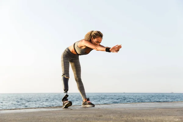 Full Lengde Fokusert Handikappet Idrettsutøver Med Protese Som Trener Mens – stockfoto