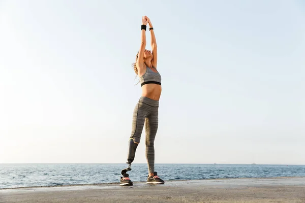 Volle Länge Einer Jungen Behinderten Sportlerin Mit Beinprothese Die Strand — Stockfoto