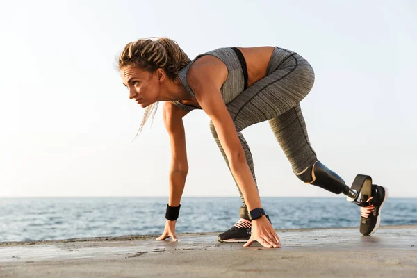 Vista Lateral Mujer Atleta Discapacitada Con Pierna Protésica Que Comienza — Foto de Stock