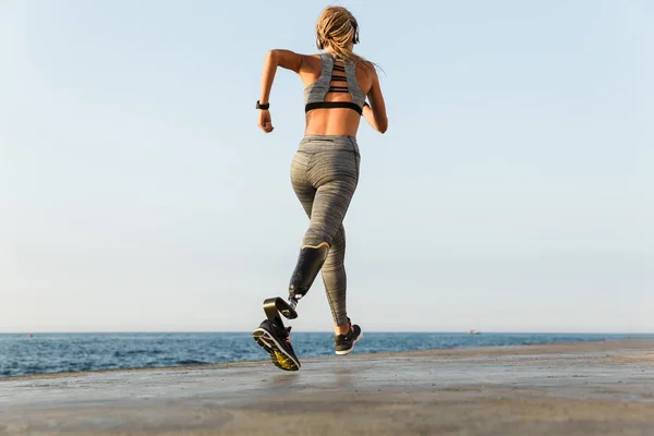 Vista Trasera Joven Increíble Mujer Deportiva Discapacitada Corriendo Playa Aire — Foto de Stock