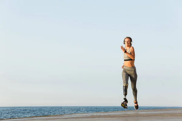 Image Jeune Femme Sportive Handicapée Étonnante Courant Sur Plage Plein — Photo