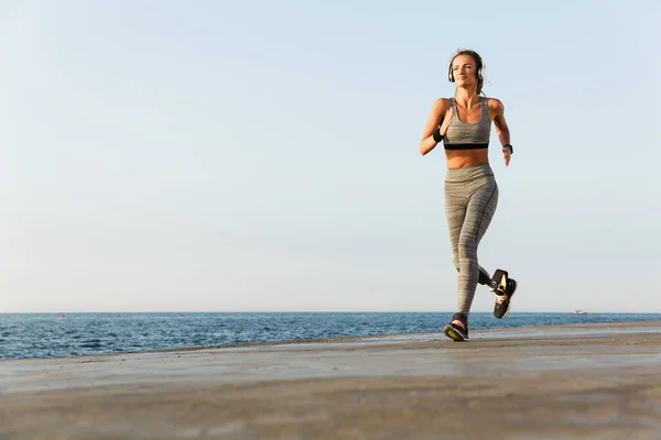 Bild Unga Fantastiska Inaktiverat Sport Kvinna Körs Den Beach Utomhus — Stockfoto