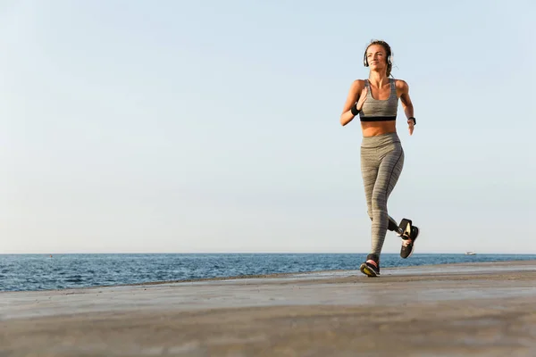 Görüntü Şaşırtıcı Gençlerin Spor Kadın Plaj Açık Havada Dinleme Müzik — Stok fotoğraf