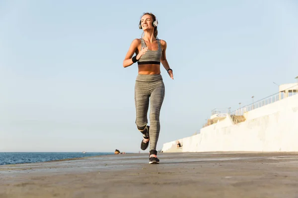 Mujer Discapacitada Joven Feliz Con Pierna Protésica Corriendo Aire Libre — Foto de Stock