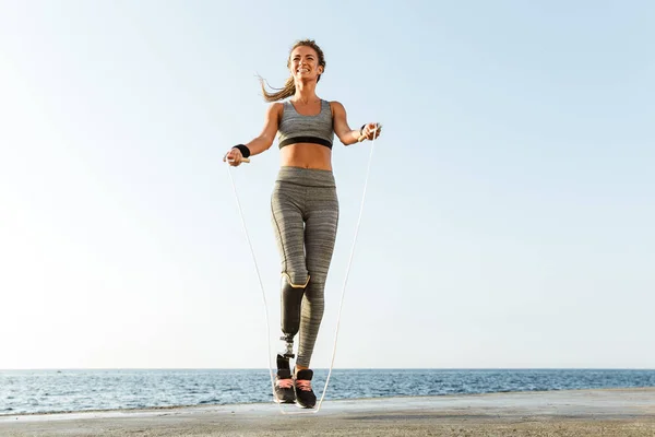 Joven Increíble Mujer Deportes Discapacitados Feliz Saltar Con Saltar Cuerda — Foto de Stock