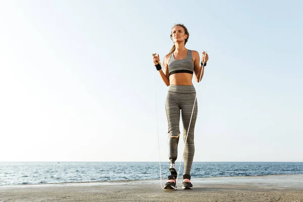 Longitud Completa Mujer Atleta Con Discapacidad Confianza Con Pierna Protésica — Foto de Stock