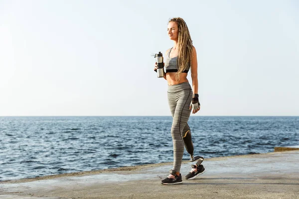 Longitud Total Joven Atleta Discapacitada Mujer Con Pierna Protésica Caminando — Foto de Stock