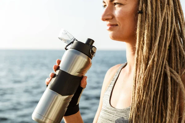 Cropped Image Young Athlete Woman Standing Beach Drinking Water Bottle — Stock Photo, Image