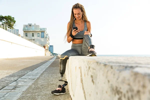 Mosolyogva Fogyatékkal Élő Sportoló Protézis Láb Használ Mozgatható Telefon Miközben — Stock Fotó