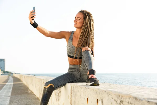 Atleta Sana Discapacitada Mujer Con Pierna Protésica Tomando Una Selfie —  Fotos de Stock