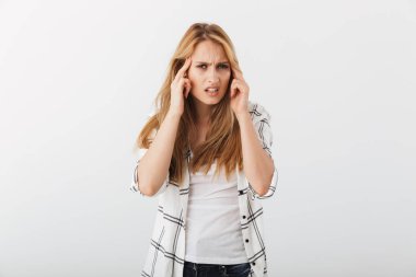 Beyaz arka plan üzerinde izole bir baş ağrısı muzdarip tahriş olmuş bir genç casual kız portresi