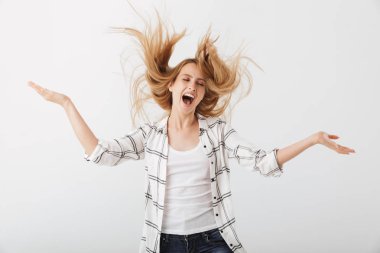 Başarı beyaz arka plan üzerinde izole kutlama uzun saçlı bir heyecanlı genç casual kız portresi