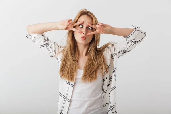 Retrato Una Divertida Joven Casual Mostrando Gesto Paz Cara Aislada — Foto de Stock