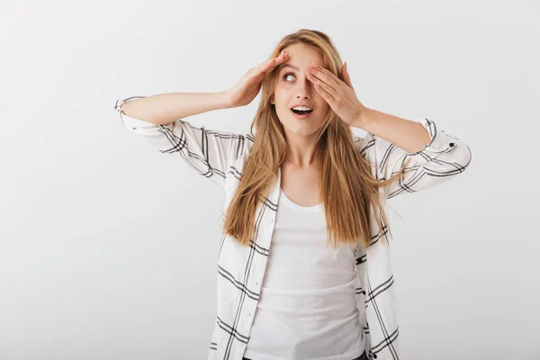 Portret Van Een Enthousiast Jong Casual Meisje Kijkend Door Vingers — Stockfoto