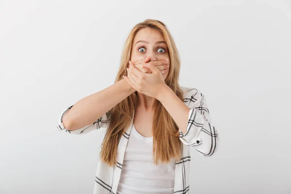 Retrato Una Joven Casual Impactada Cubriendo Boca Con Las Manos — Foto de Stock