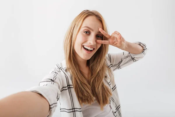 Vrolijke Casual Meisje Selfie Met Uitgestrekte Arm Geïsoleerd Witte Achtergrond — Stockfoto