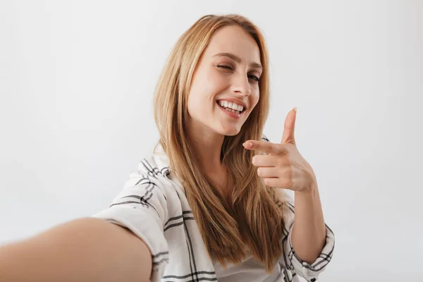 Boldog Fiatal Lány Alkalmi Véve Selfie Kinyújtott Karral Elszigetelt Fehér — Stock Fotó