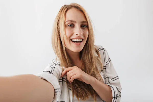 Sonriente Joven Chica Casual Tomando Selfie Con Brazo Extendido Aislado —  Fotos de Stock