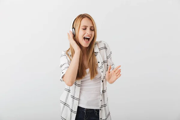 Heureuse Jeune Fille Occasionnelle Écoutant Musique Avec Écouteurs Dansant Isolé — Photo