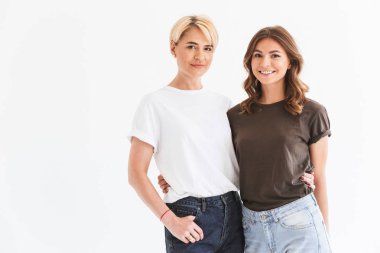 Beyaz arka plan üzerinde iki Avrupa Kadınlar yetişkin anne ile birlikte sarılma ve kamera ayakta, gülümseyen genç kız portresi izole