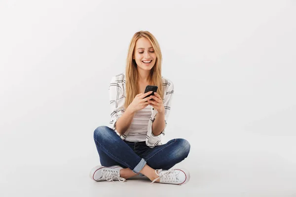 Portret Van Gelukkig Casual Meisje Met Behulp Van Mobiele Telefoon — Stockfoto