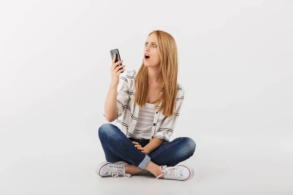 Retrato Chocado Jovem Casual Menina Olhando Para Telefone Móvel Enquanto — Fotografia de Stock