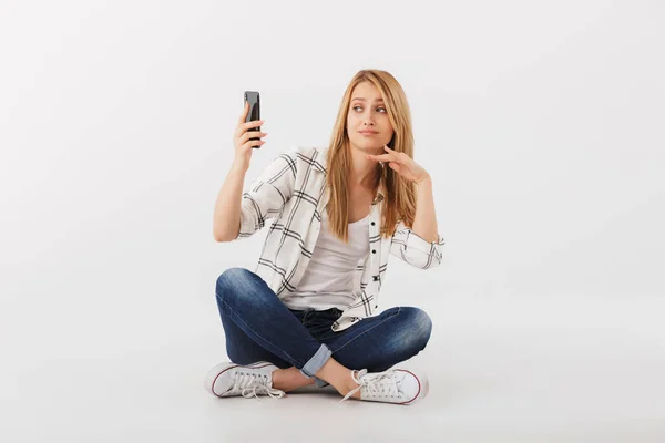 Figyelembe Selfie Mobil Telefon Miközben Lábak Átment Elszigetelt Fehér Háttér — Stock Fotó