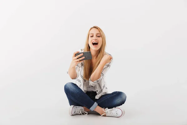 Retrato Feliz Jovem Casual Menina Olhando Para Telefone Celular Celebrando — Fotografia de Stock