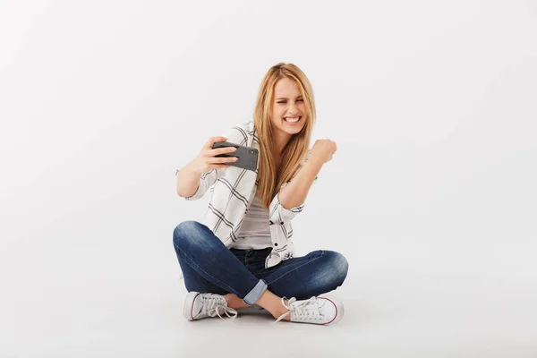 Πορτρέτο Της Εύθυμη Νεαρή Κοπέλα Casual Κοιτάζοντας Κινητό Τηλέφωνο Και — Φωτογραφία Αρχείου