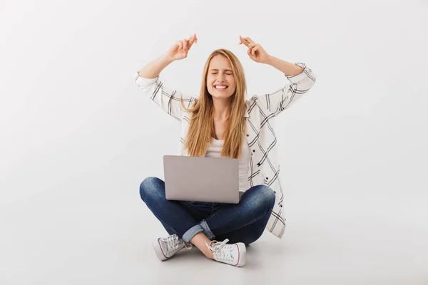 Retrato Animado Jovem Casual Menina Usando Laptop Computador Enquanto Sentado — Fotografia de Stock