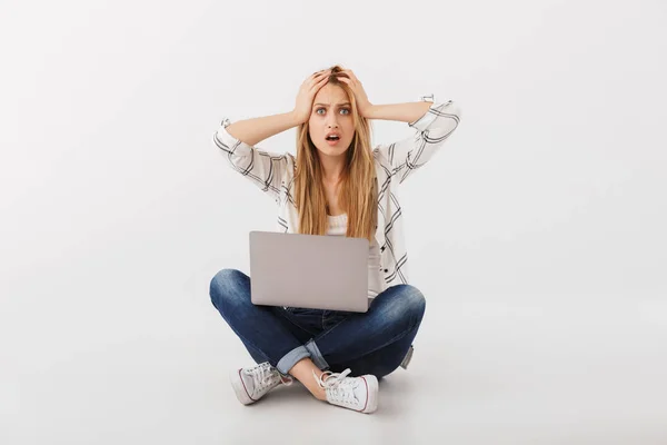 Retrato Chocado Jovem Casual Menina Usando Computador Portátil Enquanto Sentado — Fotografia de Stock