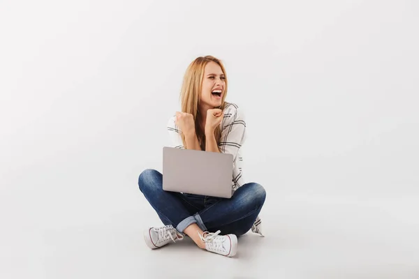 Retrato Feliz Jovem Casual Menina Celebrando Sucesso Enquanto Sentado Com — Fotografia de Stock