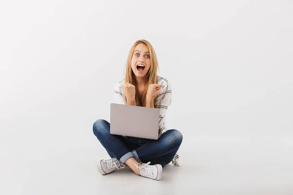 Retrato Animado Jovem Casual Menina Celebrando Sucesso Enquanto Sentado Com — Fotografia de Stock