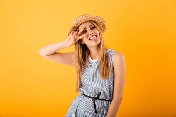 Retrato Uma Jovem Mulher Loira Sorridente Chapéu Verão Mostrando Gesto — Fotografia de Stock