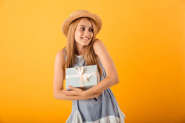 Portret Van Een Tevreden Jonge Blonde Vrouw Zomer Hoed Houden — Stockfoto