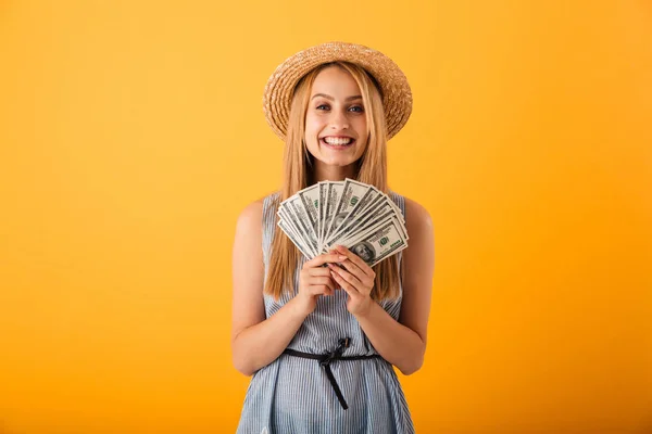 Retrato Una Joven Rubia Feliz Sombrero Verano Sosteniendo Billetes Dinero — Foto de Stock