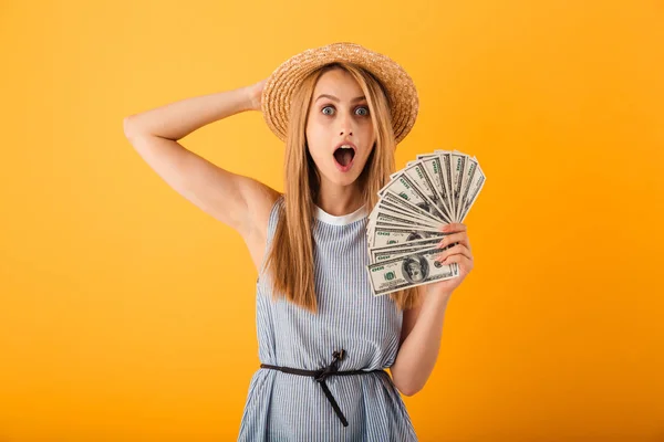 Retrato Una Joven Rubia Excitada Sombrero Verano Sosteniendo Billetes Dinero — Foto de Stock