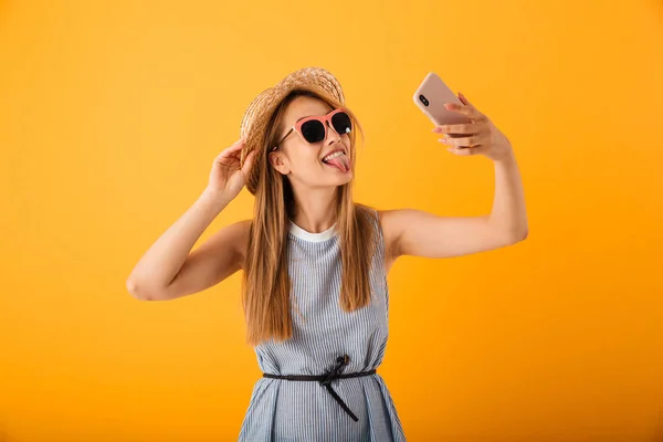 Mujer Rubia Bastante Joven Sombrero Verano Gafas Sol Tomando Una — Foto de Stock