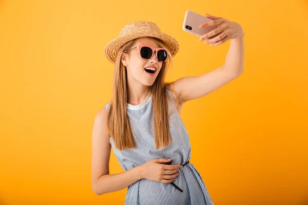 Sonriente Joven Rubia Sombrero Verano Gafas Sol Tomando Una Selfie —  Fotos de Stock