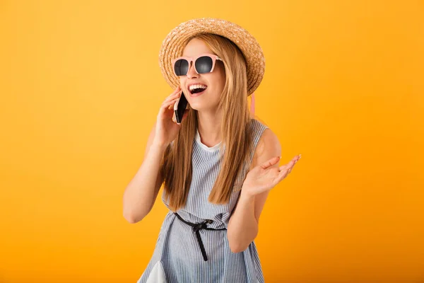 Portret Van Een Vrolijke Jonge Blonde Vrouw Zomer Hoed Zonnebril — Stockfoto